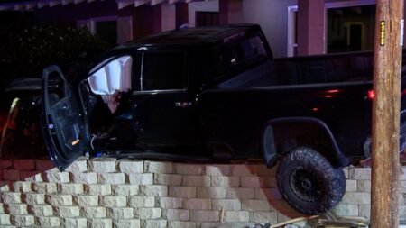 Muere tras choque contra casa en El Cajón