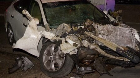 Conductor destruye varios vehículos estacionados