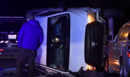 Conductor se queda dormido al volante y se vuelca