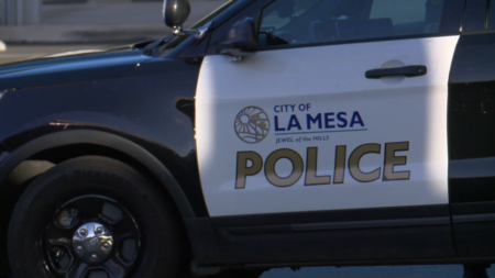 Hombre muere tras chocar contra auto estacionado