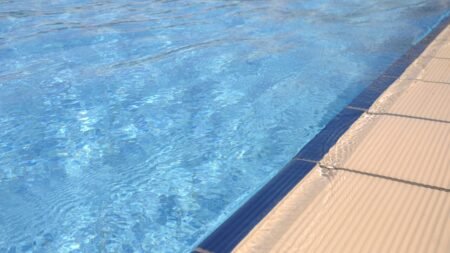 Aparece instructor de natación acusado de abuso sexual infantil en la corte