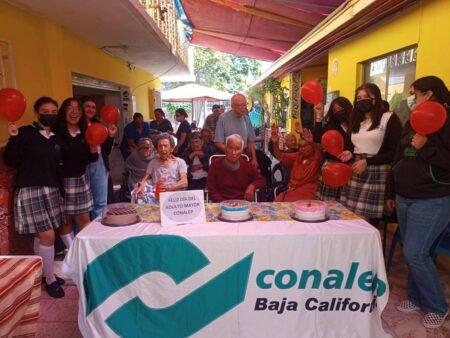 CONALEP BC visita casa de adultos mayores