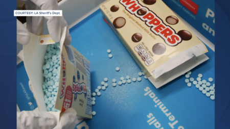 Preocupan pastillas de fentanilo en empaques de dulces