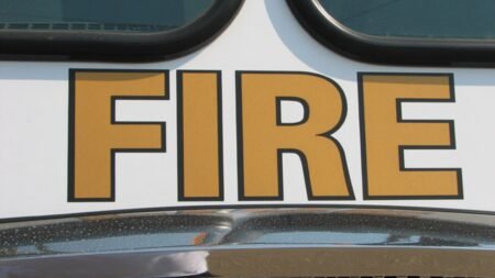 Escapa hombre mayor de incendio en Harbison Canyon