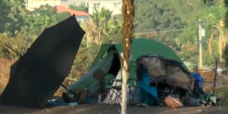 “Homeless” deben desmontar sus casas de campaña en East Village