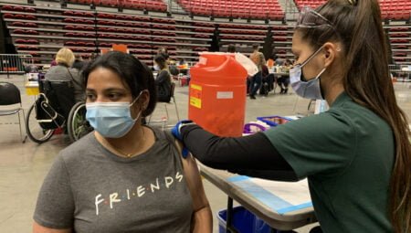 Exhortan a vacunarse contra COVID-19 e Influenza en San Diego