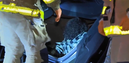 Rescatan a sujeto de auto volcado en San Carlos