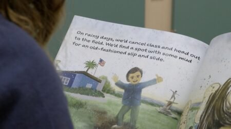 Estudiantes y maestro colaboran en la creación de un libro infantil