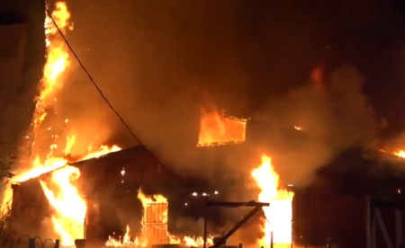 Evacúan apartamento por incendio de negocio