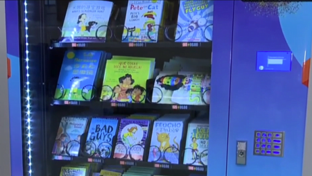 Instalan máquina expendedora de libros en escuela