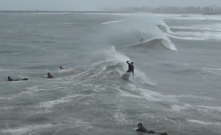 Surfistas aprovechan se aprovechan de la tormenta