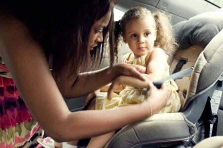 Buscan orientar sobre asientos de seguridad infantiles en comunidades desatendidas
