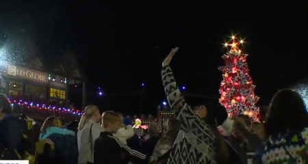 Celebran iluminación del árbol en Balboa Park