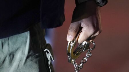 Lo liberan de la cárcel y ya es buscado por asesinato