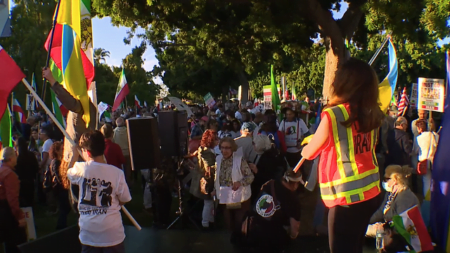 Protestan en conjuntos iraníes y ucranianos en Balboa Park