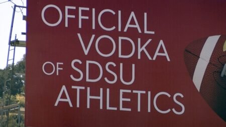 Polémica por anuncio de vodka en SDSU