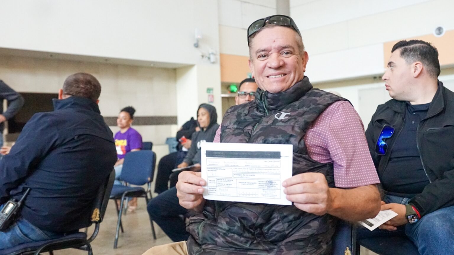 Aplican refuerzo de COVID-19 a 14 mil adultos mayores