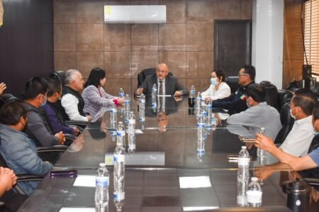 Atienden a comunidad china tras incendio de autos frente a restaurante