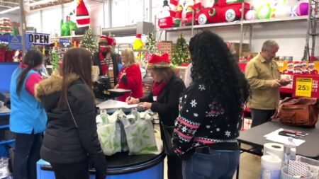 Realizan compras navideñas para 150 familias