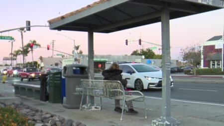 Hombre cortó al garganta de una mujer en parada de autobús