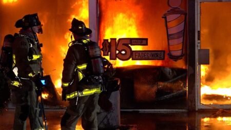 Incendio daña locales en Webster