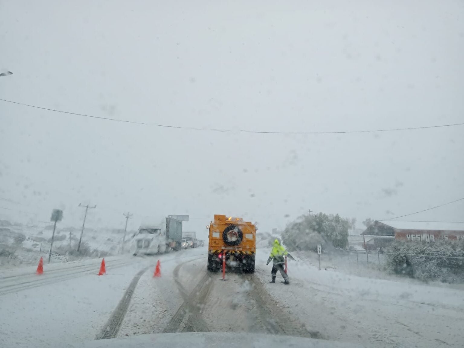 Se registra caída de nieve en Sierra Juárez