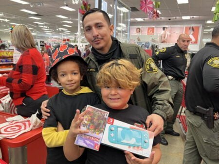 Policías regalan juguetes a niños de San Diego