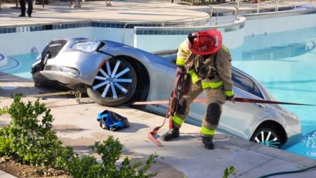 Rescatan a adulto mayor que cayó a piscina con su vehículo