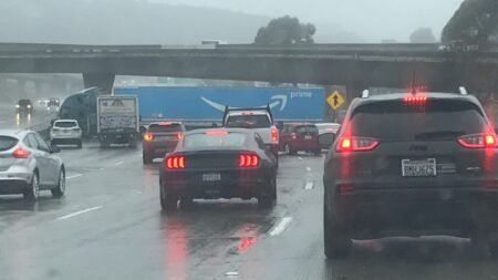 Accidente de camión en Mission Valley genera tránsito pesado
