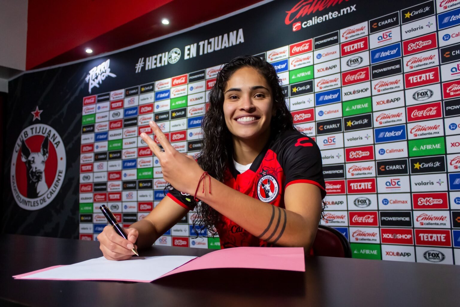 Jugadora extiende contrato con Xolos femenil