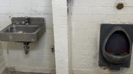 Sigue la polémica por el uso de baños públicos