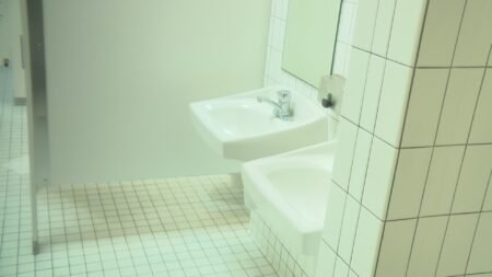 Toma fuerza propuesta del cobro en baños públicos de San Diego