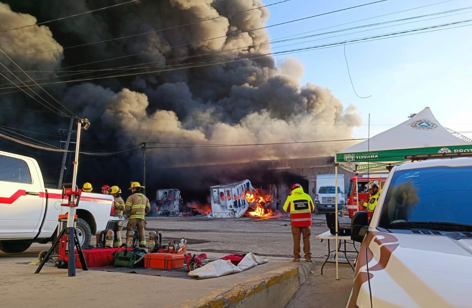 Más de 50 horas y siguen trabajando bomberos para extinguir bodegas en Otay