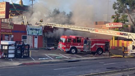 Incendio destruye restaurante en Chollas Creek