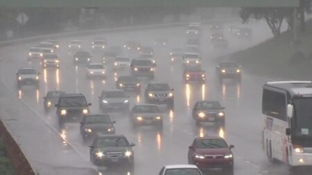 Piden conducir con precaución bajo la lluvia