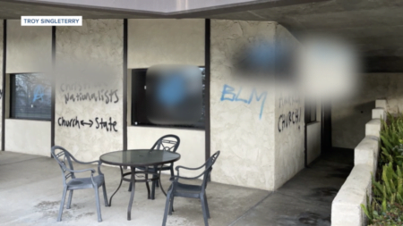 Dañan iglesia; policía señala posible crimen de odio
