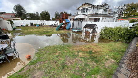 Se inunda casa en Poway por lluvias