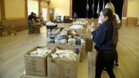 Entregan kits para “homeless” LGBTQ