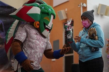 Mascota de la Selección Nacional Mexicana visita a los mas necesitados