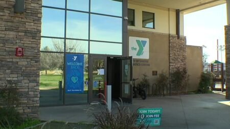 Continúa controversia por uso de vestuarios de mujeres transgénero en YMCA