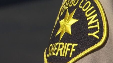 Dos agentes del condado de San Diego arrestados luego de una pelea