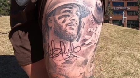 Fanático de los Padres de San Diego se tatua firma de Fernando Tatis Jr.
