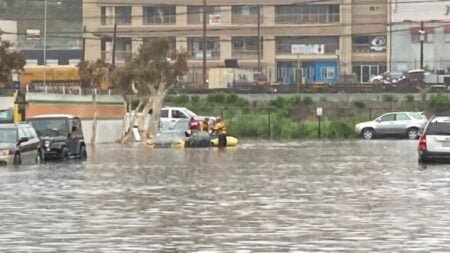 Rescatan a dos personas de las lluvias