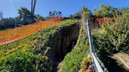 Residente de San Carlos frustrado con la ciudad por deslizamientos de tierra