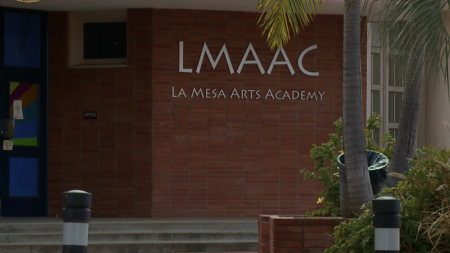 Acusan a adolescente de amenazar a un profesor con arma de fuego