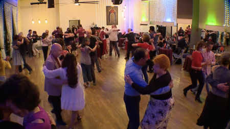 Ofrecen espectáculo de baile para recaudar fondos y enviarlos a Turquía