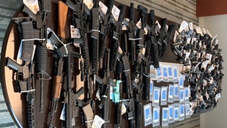 Biden podría endurecer el acceso a armas