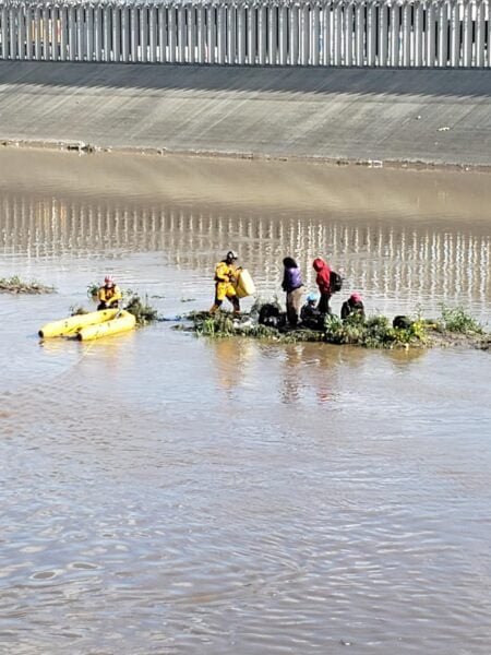 Rescatan a haitianos varados en canalización del Río Tijuana
