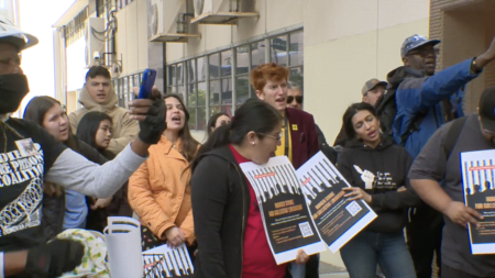Internos de centro de detención en San Diego se declararon en huelga de hambre