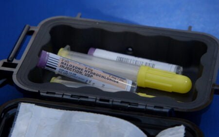 Instalan máquina expendedora de naloxona